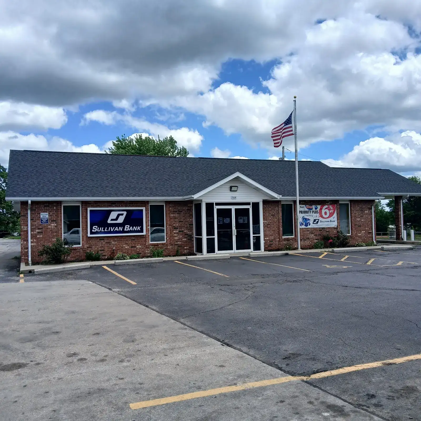 Clean commercial building and parking area